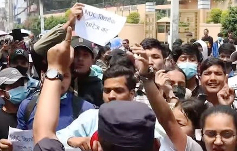 भाषा र डिप्लोमा कोर्स पढ्न विदेश जान राेकेपछि विद्यार्थी सडकमा, के हो एनओसी विवाद ?